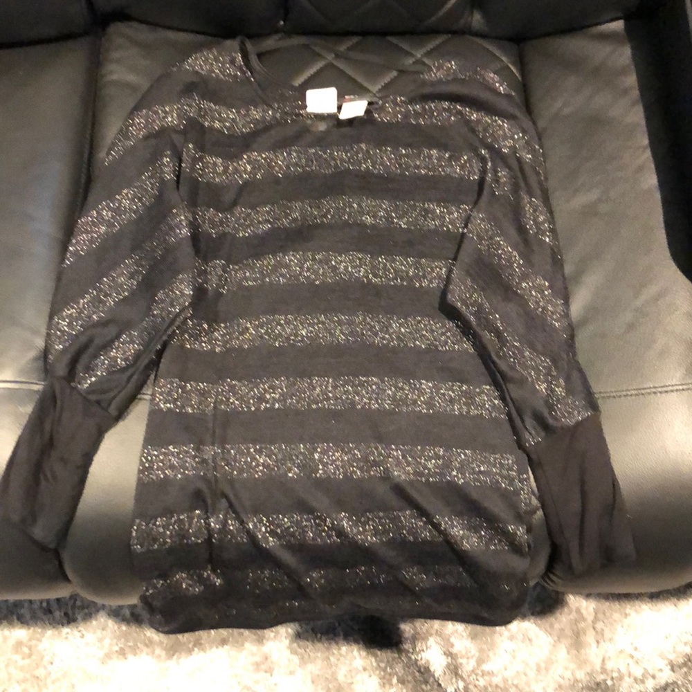 Mid sleeve long shirt.